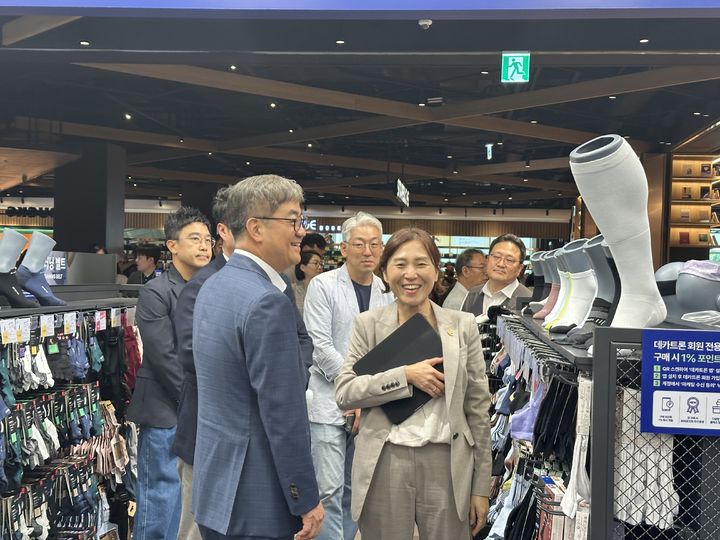 [고양=뉴시스] 이혜원 기자 = 한채양 이마트 대표가 26일 오후 경기 고양시 스타필드 마켓 킨텍스점을 찾았다. *재판매 및 DB 금지