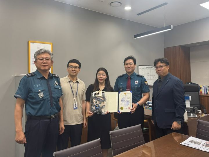 [당진=뉴시스] 홍은영 우리은행 당진지점 차장이 지난 25일 사무실에서 이승용 당진경찰서장에게 보이스피싱 피해 예방에 기여한 공로로 감사장을 받은 후 관계자들과 함께 기념 사진을 찍고 있다(사진 왼쪽부터 이재훈 중앙지구대장, 윤홍규 피싱범죄수사팀장, 홍 차장, 이 서장, 강영섭 지점장). (사진=당진경찰서 제공) 2025.06.26. photo@newsis.com *재판매 및 DB 금지