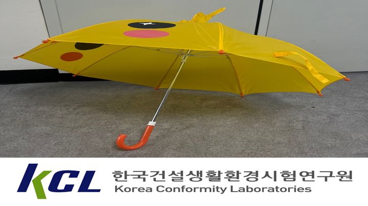 [서울=뉴시스] 부적합 어린이용 우산. 2025.06.26. (사진=서울시 제공) *재판매 및 DB 금지