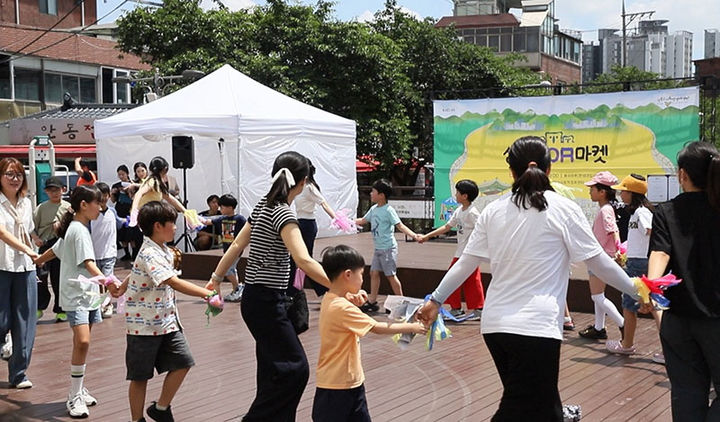 윤혜선 교수가 기획한 성북 MOA마켓 오픈 퍼포먼스가 공연되고 있다. (사진=동덕여대 제공) *재판매 및 DB 금지