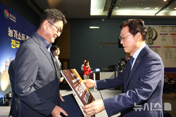 [창원=뉴시스] 박완수(오른쪽) 경남도지사가 26일 오후 창원컨벤션센터에서 열린 제29회 경상남도 농수산물 수출탑 시상식에서 최고 수출농업단지로 선정된 진주 수곡알찬수출농업단지 정백영 대표에게 시상금 증서를 전달하고 있다. (사진=경남도 제공) 2025.06.26. photo@newsis.com