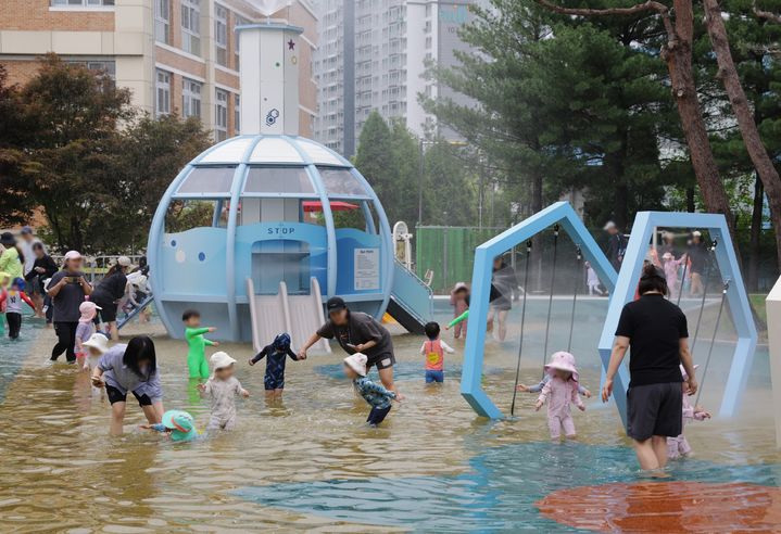 [청주=뉴시스] 26일 개장한 충북 청주시 청원구 오창읍 각리근린공원 물놀이장에서 시민들이 더위를 식히고 있다. (사진=청주시 제공) 2025.06.26. photo@newsis.com *재판매 및 DB 금지