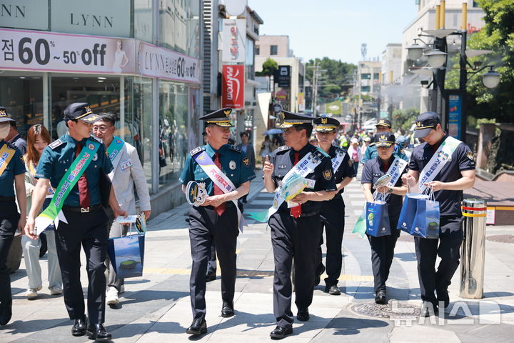[제주=뉴시스] 김수영 제주경찰청 등이 26일 오후 제주시 누웨마루거리 일대에서 내외국인 기초질서 준수 캠페인을 하고 있다. (사진=제주경찰청 제공) 2025.06.26. photo@newsis.com