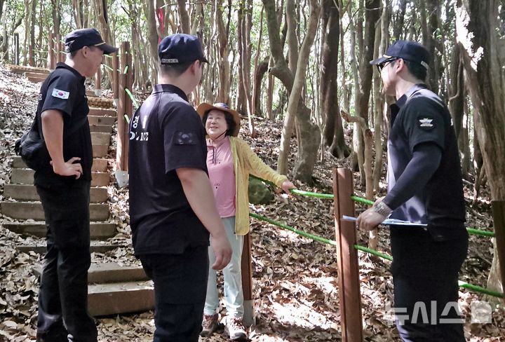 [제주=뉴시스] 제주경찰청 산하 제주해안경비단이 26일 오후 서귀포시 치유의숲 일대에서 기초질서 준수 캠페인을 하고 있다. (사진=제주해안경비단 제공) 2025.06.26. photo@newsis.com