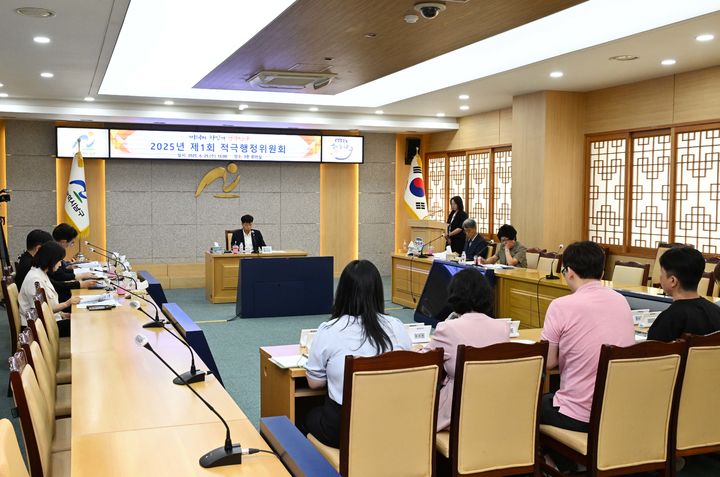 [울산=뉴시스] 울산 남구가 지난 25일 본관 회의실에서 적극행정위원회를 적극행정 우수사례 5건을 선정했다. (사진=울산 남구 제공) 2025.06.26. photo@newsis.com *재판매 및 DB 금지