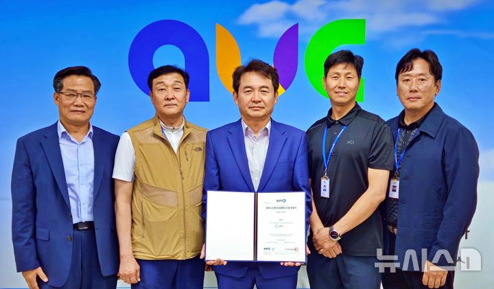 [안양=뉴시스] 김경수 사장(사진 가운데) 등 안양 도시공사 관계자들이 재난 안전 분야 국제표준 ISO22301 인증을 획득한 후 기념 촬영을 하고 있다. (사진=안양 도시공사 제공). 2025.06.26.photo@newsis.com 