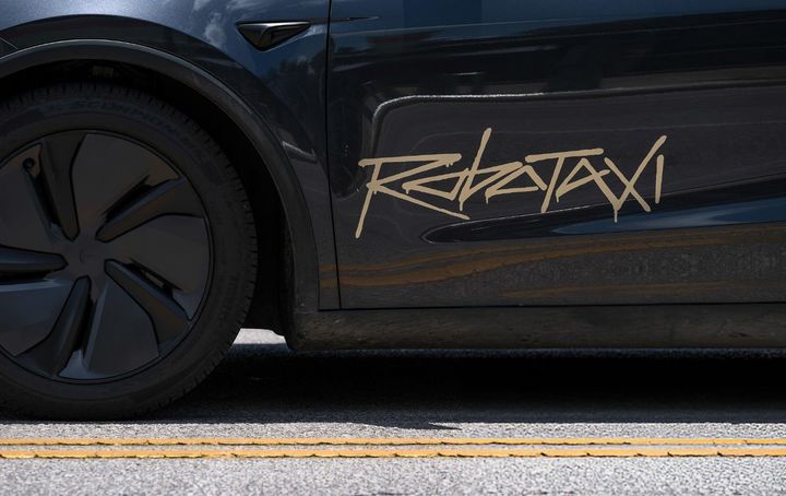 [서울=뉴시스] 테슬라가 로보택시 시범 서비스를 시작한 가운데 '팁 결제' 이스터에그가 이목을 끌고 있다. (사진 = 'DogeDesigner' 엑스 캡처) 2025.06.26. *재판매 및 DB 금지