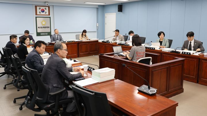 [창원=뉴시스] 강경국 기자 = 경남 창원시의회 예산결산특별위원회가 26일 창원시 2024회계연도 결산과 예비비 지출에 대한 종합심사를 하고 있다. (사진=창원시의회 제공). 2025.06.26. photo@newsis.com *재판매 및 DB 금지