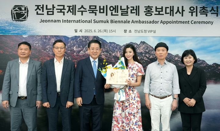 [무안=뉴시스] 송창헌 기자 = 김영록 전남지사가 26일 오후 도청 접견실에서 배우 김규리에게 전남국제수묵비엔날레 홍보대사 위촉장을 수여하고 기념촬영을 하고 있다. (사진=전남도 제공) 2025.06.26 photo@newsis.com *재판매 및 DB 금지