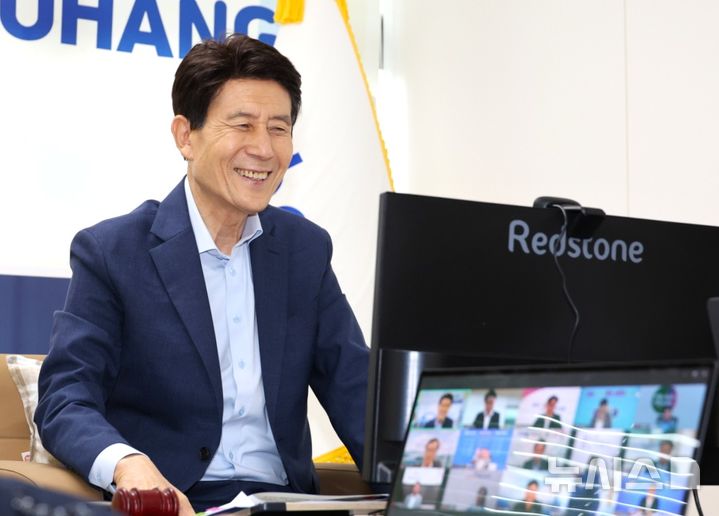 [포항=뉴시스] 송종욱 기자 = 대한민국대도시시장협의회는 26일 '민선 8기 제6차 정기회의'를 열고 지방 정부 자치권 강화를 위한 제도적 기반 마련에 본격적으로 나섰다. 사진은 이강덕 대한민국대도시시장협의회장(포항시장)이 이날 화상 회의를 주재하는 모습. (사진=포항시 제공) 2025.06.26. photo@newsis.com