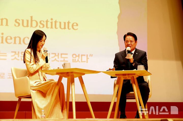 [안양=뉴시스] 최대호 시장(사진 오른쪽)이 방송인 장영란과 토크쇼 형태로 교육사업에 관해 설명하고 있다. (사진=안양시 제공). 2025.06.26.photo@newsis.com