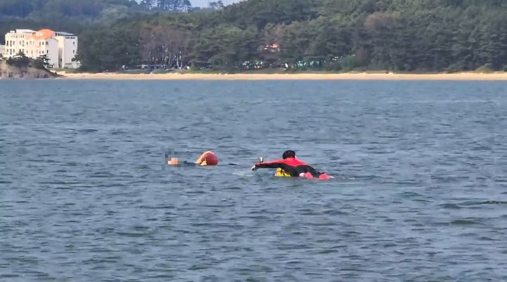 [태안=뉴시스] 태안해양경찰서 구조대원이 26일 오후 3시37분께 태안군 남면 마검포항 인근 바다에서 물에 빠진 60대 A씨를 무동력 구조보드를 타고 이동해 구조하고 있다. (사진=태안해양경찰서 제공) 2025.06.26. photo@newsis.com *재판매 및 DB 금지