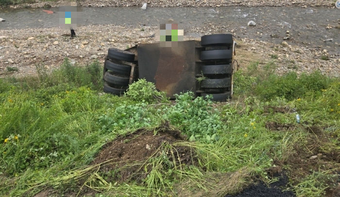 [완주=뉴시스] 26일 낮 12시37분께 전북 완주군 경천면의 한 도로에서 도로 포장 작업을 하던 포장용 롤러가 제방으로 전도돼있다. (사진=전북도소방본부 제공) 2025.06.26. photo@newsis.com *재판매 및 DB 금지