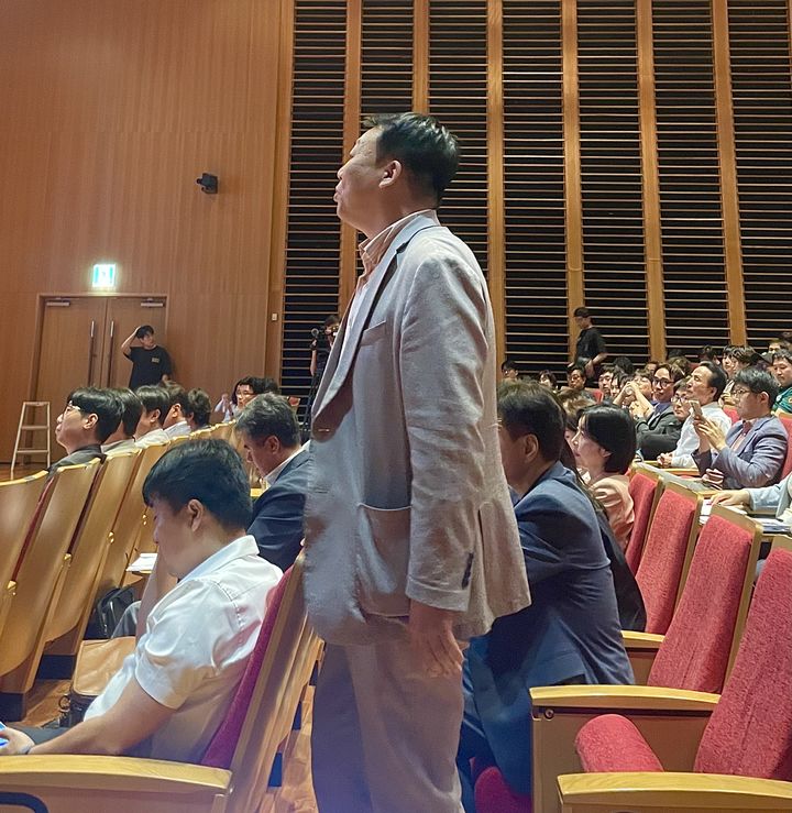 [대구=뉴시스] 정재익 기자 = 26일 대구 북구 iM뱅크 제2본점 대강당에서 열린 '대구도시철도망 구축계획 주민 수렴 공청회'에서 일부 서구의회 의원들이 5호선 예상 노선도에 대해 항의하고 있다. 2025.06.26. jjikk@newsis.com *재판매 및 DB 금지