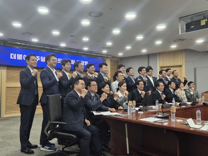 [서울=뉴시스]남정현 기자=더불어민주당 재선의원 모임 '더민재'가 우상호 대통령실 정무수석(앞줄 왼쪽에서 다섯 번째)과 기념촬영을 하고 있다. 2025.06.26 nam_jh@newsis.com *재판매 및 DB 금지