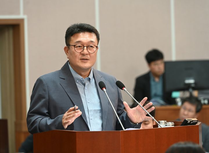 [거제=뉴시스] 신정철 기자= 거제시의회 김두호 부의장은 26일, 골목형상점가 조성, 야간관광 활성화, 섬앤섬길 등을 주요 축으로 지역경제 활성화 방안을 시정질문을 통해 거제시에 질의했다.사진은 시정질문 모습.(사진=거제시의회 제공).2025.06.26. photo@newsis.com *재판매 및 DB 금지
