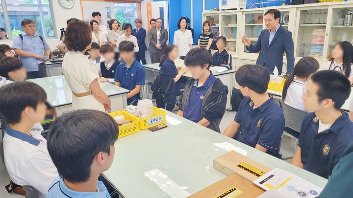 [과천=뉴시스] 임태희 경기도교육감이 26일 오후 국립과천과학관에서 열린 '융합과학 탐구' 공동교육과정 수업을 참관하며 학생들과 대화를 나누고 있다. 이날 수업에는 과천지역 4개 고등학교 2학년생들이 참여해 탄소순환 주제를 중심으로 실험과 탐구 활동을 진행했다. (사진=경기도교육청 제공) 2025.06.26. photo@newsis.com *재판매 및 DB 금지