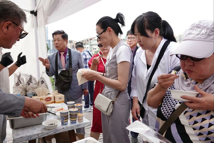 [고성(경남)=뉴시스] 신정철 기자= 경남 고성군은 고성거제통영농협쌀조합공동사업법인(대표 이지현)과 함께 몽골 울란바토르 현지에서 ‘고성독수리쌀’ 수출을 위한 판촉행사를 성황리에 개최했다고 26일 밝혔다.사진은 지난 25일 울란바토르 노민백화점 앞에서 열린 판촉행사 모습.(사진=고성군 제공).2025.06.26. photo@newsis.com *재판매 및 DB 금지