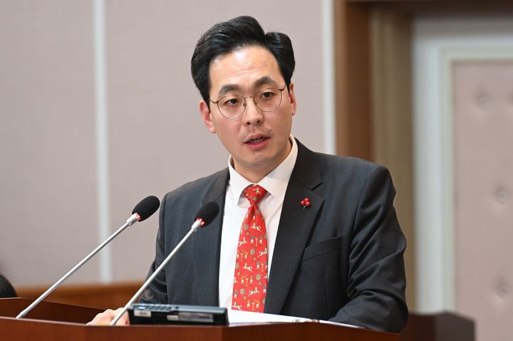 [거제=뉴시스] 신정철 기자= 거제시의회 김선민 의원은 26일, 제255회 정례회 시정질문을 통해 거제시가 추진 중인 470억 원 규모의 전 시민 현금 지급 계획에 대해 강한 우려를 표하며 초당적 협의체(TF) 구성을 공식 제안했다.사진은 김선민 의원의 시정질문 모습.(사진=거제시의회 제공).2025.06.26. photo@newsis.com *재판매 및 DB 금지