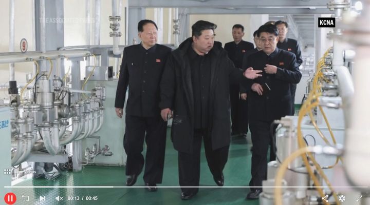 [서울=뉴시스]전문가들은 미국의 이란 공습이 핵무기 프로그램을 가속화하고 러시아와의 협력을 심화시키려는 북한의 결의를 강화시킬 뿐 아니라 미국이 강요하는 체제 변화에 대한 궁극적 억지력은 핵무기 뿐이라는 김정은 북한 국무위원장의 믿음을 강화시킬 수 있다고 경고하고 있다고 CNN이 25일 보도했다. 지난 1월29일 북한 핵시설을 둘러보는 김정은 위원장. <사진 출처 : AP> 2025.06.26.