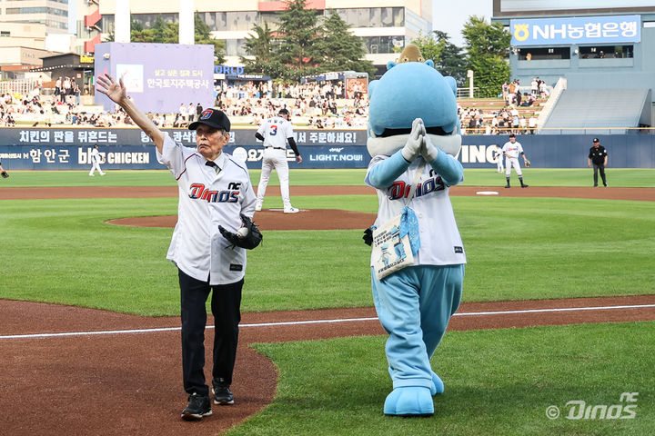 [창원=뉴시스]NC다이노스 홈경기, 6·25참전유공자 시구 및 체험행사.(사진=경남동부보훈지청 제공) 2025.06.26.photo@newsis.com *재판매 및 DB 금지