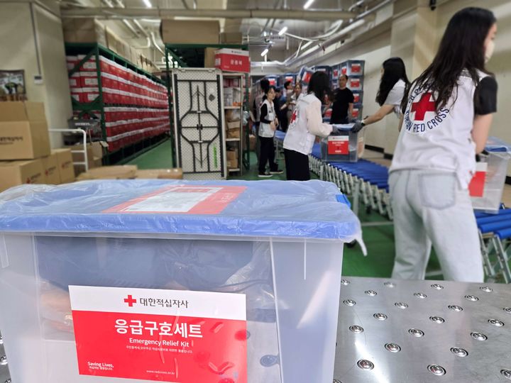 [창원=뉴시스]경남적십자사, 장마 대비 이재민 지원용 응급구호세트 비축.(사진=경남적십자사 제공) 2025.06.26.photo@newsis.com *재판매 및 DB 금지