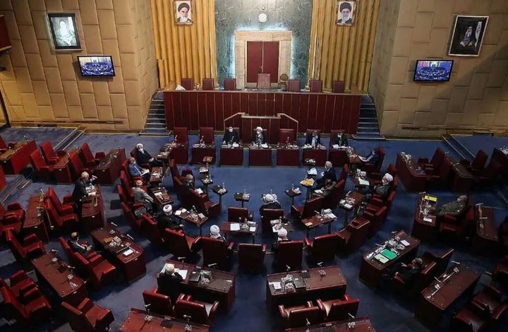 [서울=뉴시스]이란 헌법위원회는 26일 하루 전 의회가 비준한 유엔 핵 감시단 국제원자력기구(IAEA)와의 협력 중단 계획을 승인했다. 사진은 이란 의회가 25일 IAEA와의 협력 중단을 통과시키는 모습. <사진 출처 : 테헤란 타임스> 2025.06.26.