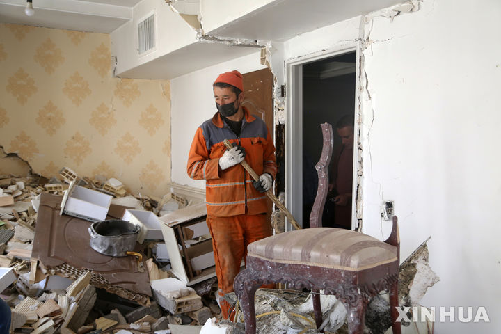 [테헤란=신화/뉴시스] 25일(현지 시간) 이란 테헤란에서 한 남성이 이스라엘의 공습으로 파손된 건물 내부를 치우고 있다. 2025.06.27.