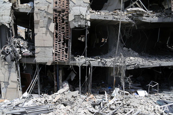 [테헤란=신화/뉴시스]5월25일 이란 테헤란의 건물이 이스라엘의 공습으로 파괴돼 있다. 이란 정부가 이스라엘과의 전쟁으로 최소 1060명이 사망했으며 사망자 수는 더 증가할 수 있다고 경고했다. 2025.07.07.