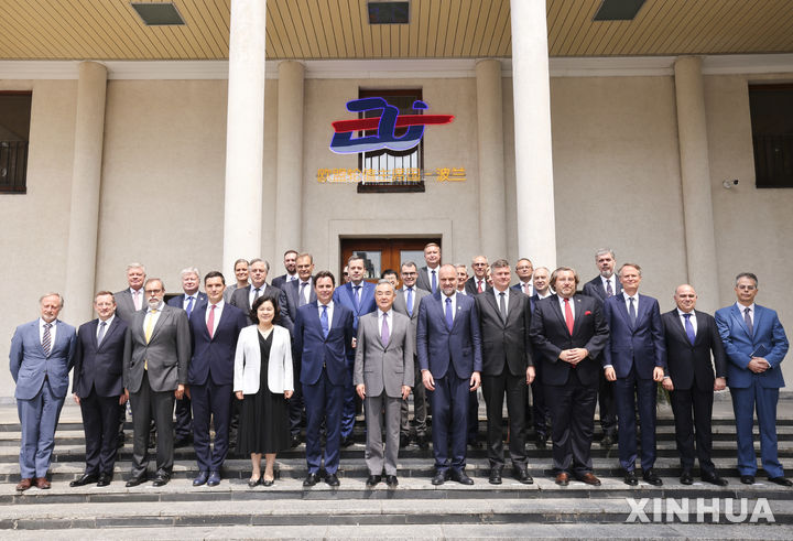 [베이징=신화/뉴시스] 왕이 중국공산당 정치국 위원 겸 외교부장(첫줄 가운데)은 25일 베이징에서 주중 유럽연합(EU) 대표와 회원국 대사들을 공동 접견하고, 일방주의와 무력 사용에 반대한다는 입장을 재확인했다. 왕 부장과 대사들이 단체사진을 촬영하는 모습. 2025.06.26
