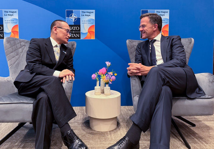 [서울=뉴시스] 위성락 대통령실 국가안보실장이 25일(현지 시간) 네덜란드 헤이그에서 라드밀라 마르크 뤼터 나토(NATO) 사무총장과 NATO 정상회의 계기 면담을 하고 있다.&nbsp; (사진=대통령실 제공) 2025.06.26. photo@newsis.com *재판매 및 DB 금지