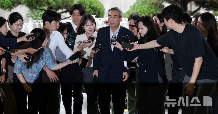 [서울=뉴시스] 조성우 기자 = 김건희 여사 의혹을 수사하는 민중기 특별검사가 26일 오전 서울 서초구의 사무실로 출근하고 있다. 2025.06.26. xconfind@newsis.com