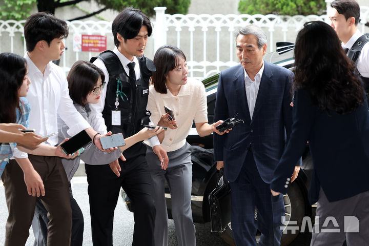 [서울=뉴시스] 조성우 기자 = 김건희 여사 의혹을 수사하는 민중기 특별검사가 26일 오전 서울 서초구의 사무실로 출근하고 있다. 2025.06.26. xconfind@newsis.com