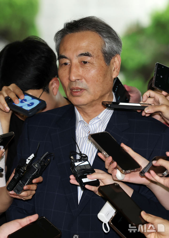 [서울=뉴시스] 조성우 기자 = 김건희 여사 의혹을 수사하는 민중기 특별검사가 26일 오전 서울 서초구의 사무실로 출근하며 취재진 질문에 답하고 있다. 2025.06.26. xconfind@newsis.com