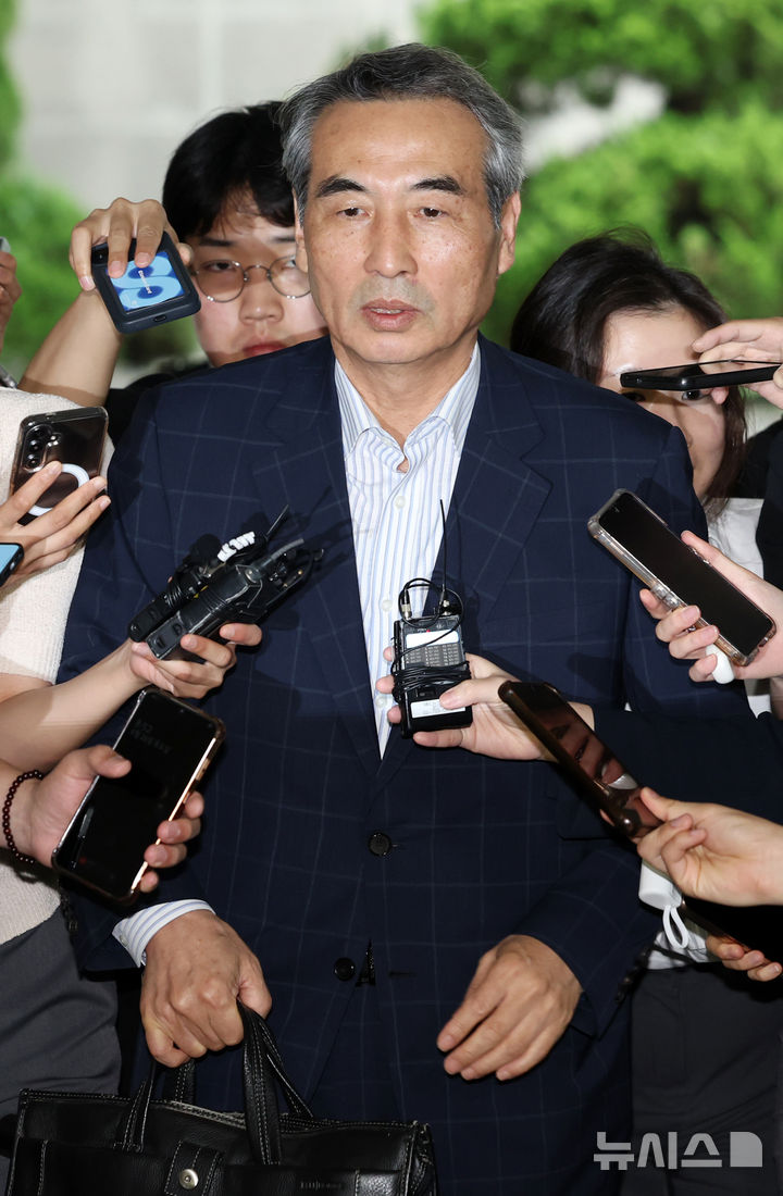 [서울=뉴시스] 조성우 기자 = 김건희 여사 의혹을 수사하는 민중기 특별검사가 26일 오전 서울 서초구의 사무실로 출근하고 있다. 2025.06.26. xconfind@newsis.com