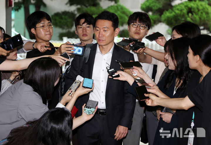 [서울=뉴시스] 조성우 기자 = 김건희 여사 의혹을 수사하는 민중기 특별검사팀의 박상진 특검보가 26일 오전 서울 서초구의 사무실로 출근하며 취재진 질문에 답하고 있다. 2025.06.26. xconfind@newsis.com