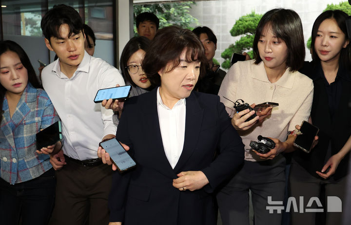 [서울=뉴시스] 조성우 기자 = 김건희 여사 의혹을 수사하는 민중기 특별검사팀의 오정희 특검보가 지난 6월26일 오전 서울 서초구의 사무실로 출근하고 있다. 2025.06.26. xconfind@newsis.com
