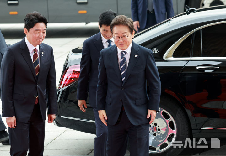 [서울=뉴시스] 고범준 기자 = 이재명 대통령이 26일 추가경정예산(추경) 시정연설을 위해 국회에 도착해 이동하고 있다. 2025.06.26. bjko@newsis.com