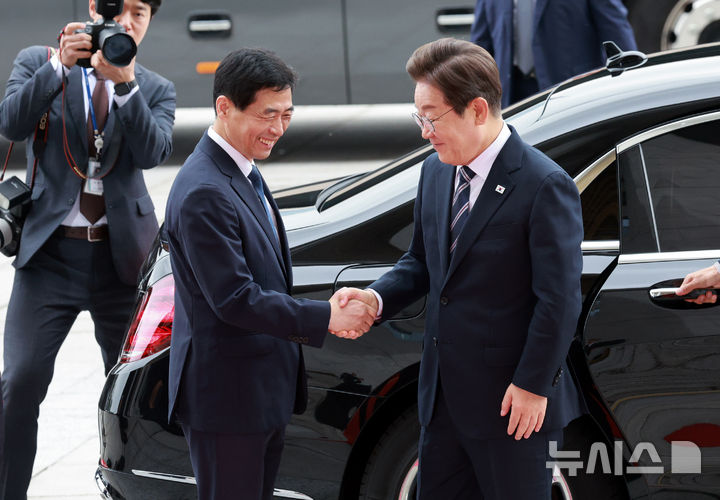 [서울=뉴시스] 고범준 기자 = 이재명 대통령이 26일 추가경정예산(추경) 시정연설을 위해 국회에 도착해 김민기 국회 사무총장과 악수하고 있다. 2025.06.26. bjko@newsis.com