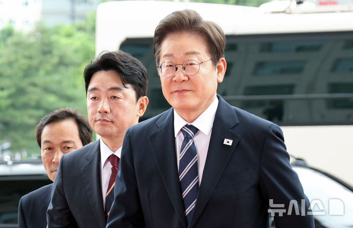 [서울=뉴시스] 고범준 기자 = 이재명 대통령이 26일 추가경정예산(추경) 시정연설을 하기 위해 국회로 들어서고 있다. 왼쪽부터 우상호 정무수석, 강훈식 비서실장, 이 대통령. 2025.06.26. bjko@newsis.com