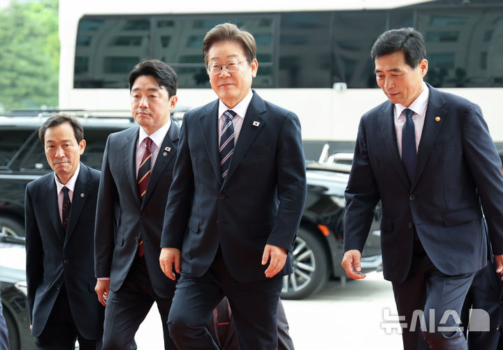 [서울=뉴시스] 고범준 기자 = 이재명 대통령이 26일 추가경정예산(추경) 시정연설을 하기 위해 국회로 들어서고 있다. 왼쪽부터 우상호 정무수석, 강훈식 비서실장, 이 대통령, 김민기 국회 사무총장. 2025.06.26. bjko@newsis.com