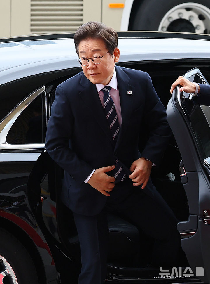 [서울=뉴시스] 고범준 기자 = 이재명 대통령이 26일 추가경정예산(추경) 시정연설을 위해 국회에 도착해 차량에서 내리고 있다. 2025.06.26. bjko@newsis.com