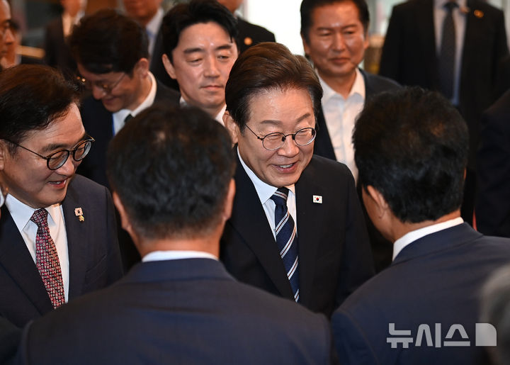 [서울=뉴시스] 국회사진기자단 = 이재명 대통령이 26일 서울 여의도 국회에서 열린 추가경정예산안 시정연설을 위해 들어서며 국회 관계자들과 인사하고 있다. 2025.06.26. photo@newsis.com