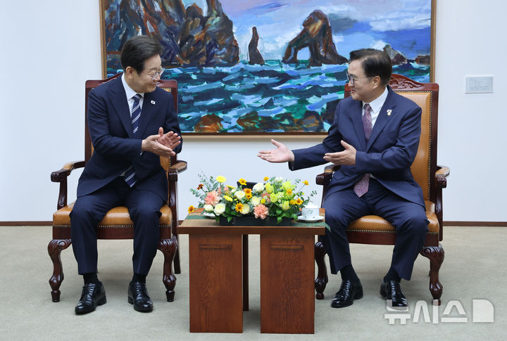 [서울=뉴시스] 고범준 기자 = 이재명 대통령이 26일 국회에서 추가경정예산(추경) 시정연설에 앞서 우원식 국회의장과 환담하고 있다. 2025.06.26. bjko@newsis.com