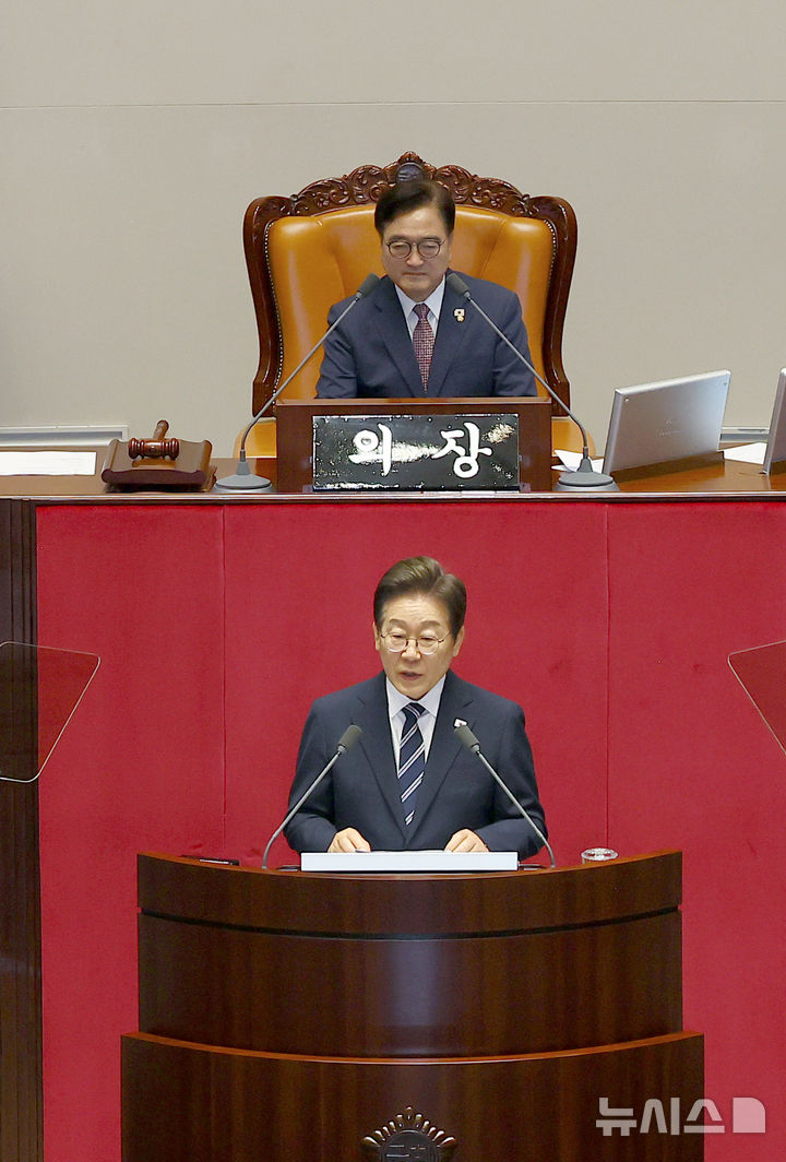 [서울=뉴시스] 고범준 기자 = 이재명 대통령이 26일 서울 여의도 국회 본회의장에서 추가경정예산(추경) 시정연설을 하고 있다. 2025.06.26. bjko@newsis.com