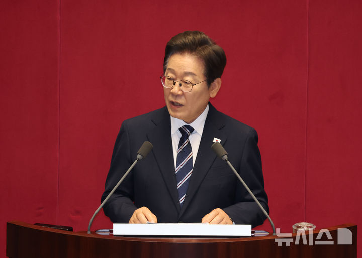 [서울=뉴시스] 고승민 기자 = 이재명 대통령이 26일 서울 여의도 국회에서 열린 본회의에서 추가경정예산 시정연설을 하고 있다. 2025.06.26. kkssmm99@newsis.com