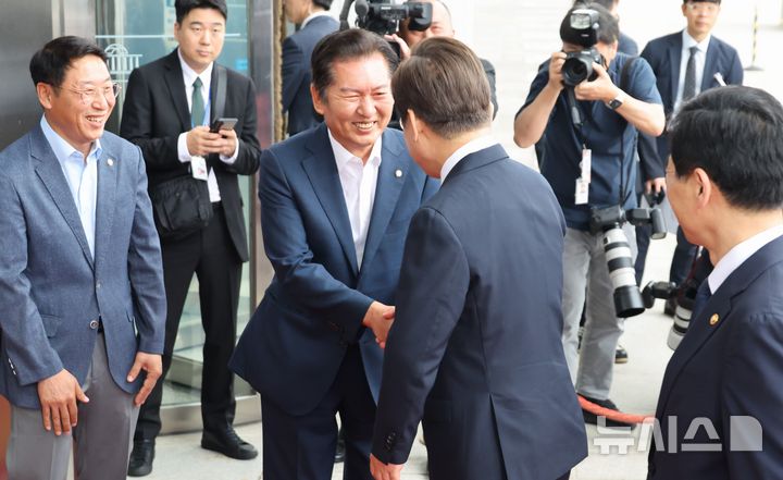 [서울=뉴시스] 국회사진기자단 = 이재명 대통령이 26일 오전 서울 여의도 국회에서 추가경정예산안 시정연설을 위해 본청으로 향하던 중 정청래 더불어민주당 의원과 인사를 나누고 있다. 2025.06.26. photo@newsis.com