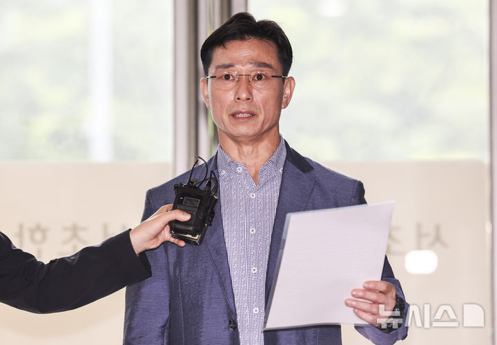 [서울=뉴시스] 김진아 기자 = 임성근 전 해병대 1사단장이 26일 서울 서초구 서초동에 마련된 이명현 채상병 특검 사무실에서 면담 전 입장문을 발표하고 있다. 2025.06.26. bluesoda@newsis.com