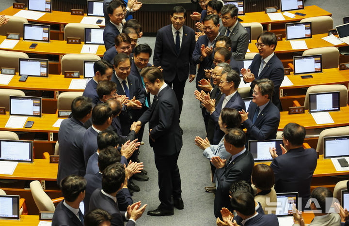 [서울=뉴시스] 고승민 기자 = 이재명 대통령이 26일 국회에서 추가경정예산 시정연설을 하기 위해 본회의장에 들어서며 의원들과 인사하고 있다. 2025.06.26. kkssmm99@newsis.com