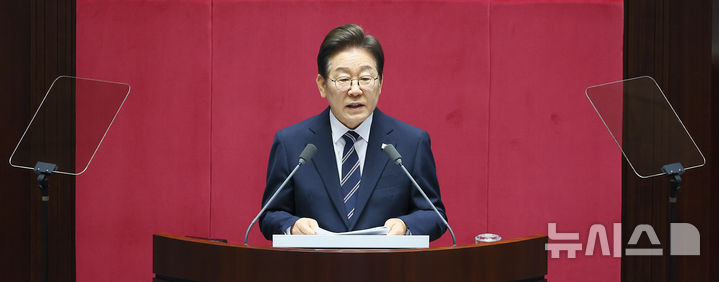 [서울=뉴시스] 고범준 기자 = 이재명 대통령이 26일 서울 여의도 국회 본회의장에서 추가경정예산(추경) 시정연설을 하고 있다. 2025.06.26. bjko@newsis.com